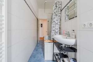 Bezugsfreie helle 2-Zimmerwohnung mit Balkon im Helmholtzkiez – Stubbenkammerstraße 11, 10437 Prenzlauer Berg, Berlin – Vorschaubild 9