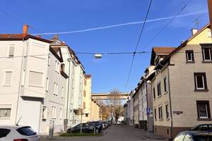 Frisch renoviert: Helle 4 Zi-DG-Whg. (ca. 64 m²) mit großem Bühnenraum in Cannstatt – Die vollständige Adresse der Immobilie erhältst du vom Anbieter., 70372 Kurpark, Stuttgart – Vorschaubild 2