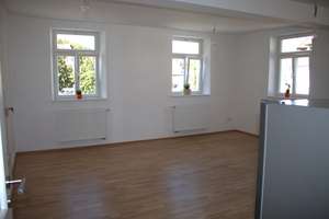 Historisch Gut Wohnen am Marktplatz: 2,5-Zimmer-Wohnung in Adelsdorf, EBK, Parkett, Holzfenster – Marktplatz 18, 91325 Adelsdorf – Vorschaubild 4