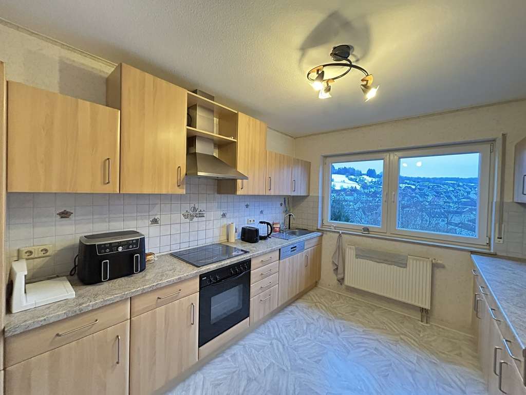 Immobilie in Frammersbach - Großzügige 3-Zimmer-Eigentumswohnung mit Balkon und unverbaubarer Aussicht - Bild 2