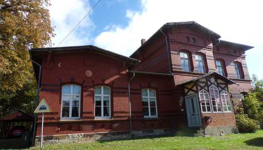 Bild von Leben in einem ehemaligen Bahnhof? Historisches Gebäude sucht Nachfolger!