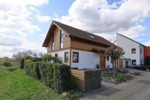 Freistehendes Einfamilienhaus mit mediterranen Charme und Wärmepumpe – Die vollständige Adresse der Immobilie erhältst du vom Anbieter., 50354 Hürth – Vorschaubild 1