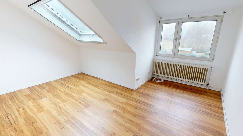 Immobilie in Schalksmühle - Dachgeschosswohnung am Golfplatz mit Garten, Garage und großem Mehrzweckraum in Schalksmühle - Bild 3