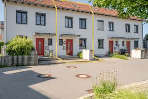 Wohnen, wo andere Urlaub machen - Modernes Reihenmittelhaus mit Garage in Lindau-Oberreitnau