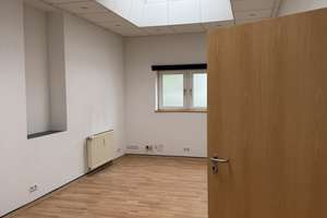 2 Räume inclusive  einer 25 qm kleinen Halle! Wohnen und arbeiten!