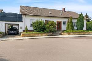 Attraktives Mehrfamilienhaus mit Garage, großem Südgarten und Vermietungspotenzial – Die vollständige Adresse der Immobilie erhältst du vom Anbieter., 76756 Bellheim – Vorschaubild 1