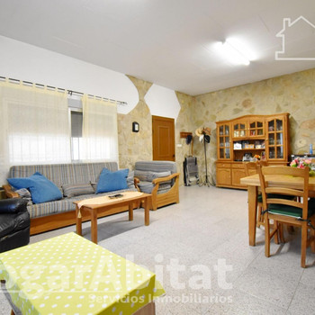 RENOVIERTE VILLA MIT TERRASSE, POOL, GRILLPLATZ UND GARAGE