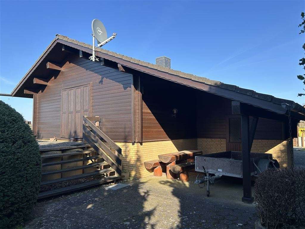 Immobilie in Steyerberg - Charmantes Blockbohlenhaus mit Sonnenterrasse mit tollem Weitblick u. einer beheizbaren Vollkeller. - Bild 1