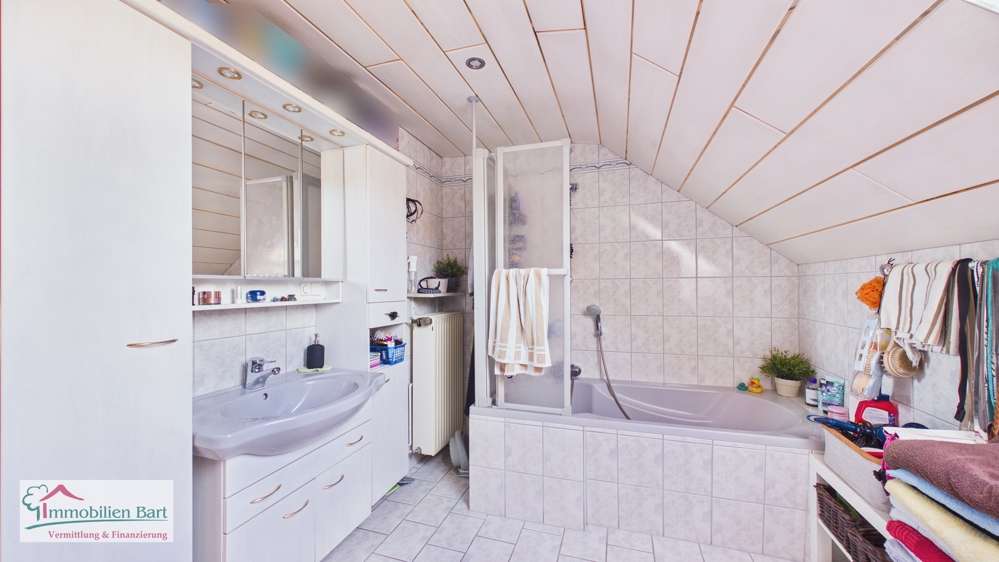 Immobilie in Mettlach - BETHINGEN: GEPFLEGTES WOHNHAUS MIT 2 WOHNUNGEN / 3 GARAGEN / 2 CARPORTSTELLPLÄTZE - Bild 8