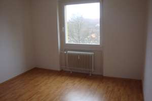 Lichtdurchflutete Etagenwohnung mit großem Wohn-Essbereich, Süd-Balkon und Einbauküche – Odenwaldstr. 2, 30657 Sahlkamp, Hannover – Vorschaubild 3