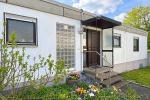 Großzügiges Wohnen auf einer Ebene – Bungalow mit kleinem Garten und Garage