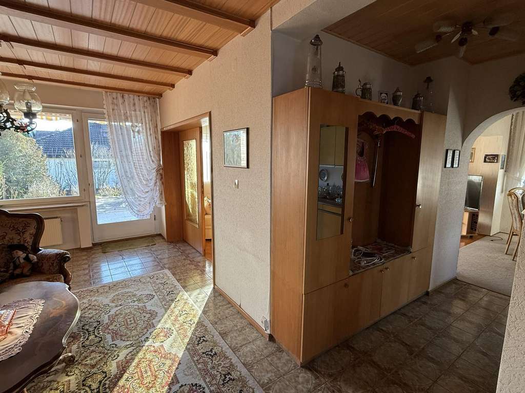 Immobilie in Uehlfeld - 2-3 Familienhaus zur variablen Nutzung in ruhiger Lage, DG Wohnung erweiterbar - Bild 1