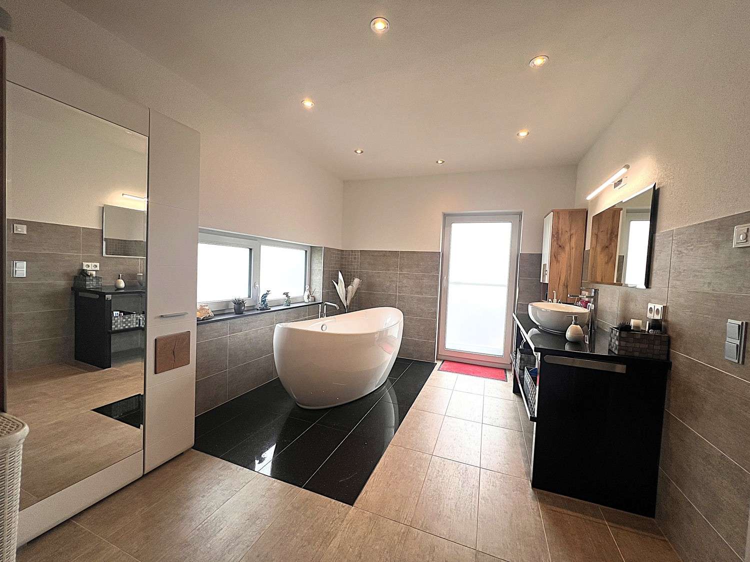 Immobilie in Herbertingen - Zwei Häuser, ein Traum - modernes Wohnen mit vielseitigen Möglichkeiten auf großzügigem Grundstück! - Bild 9