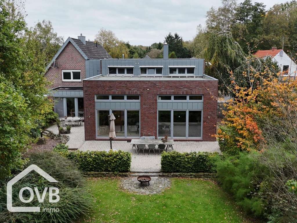 Immobilie in Ostrhauderfehn - Exklusives Wohnhaus mit möglichen drei Wohneinheiten und Garage - Bild 1