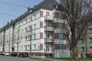 +++ Nachmieter gesucht! 4 Zimmer Maisonette Wohnung mit Balkon und Stellplatz +++ – Schlachthofstraße 17, 8058 Pölbitz, Zwickau – Vorschaubild 1