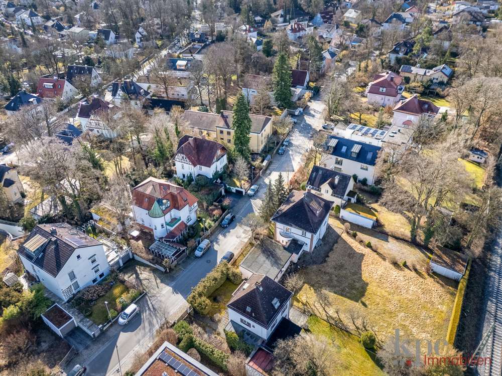 Gräfelfing! Walmdach-Villa mit sep. Gästehaus auf über 1.200m² Grund! Ausbaureserve (DG)!, München Kreis – Bild 2