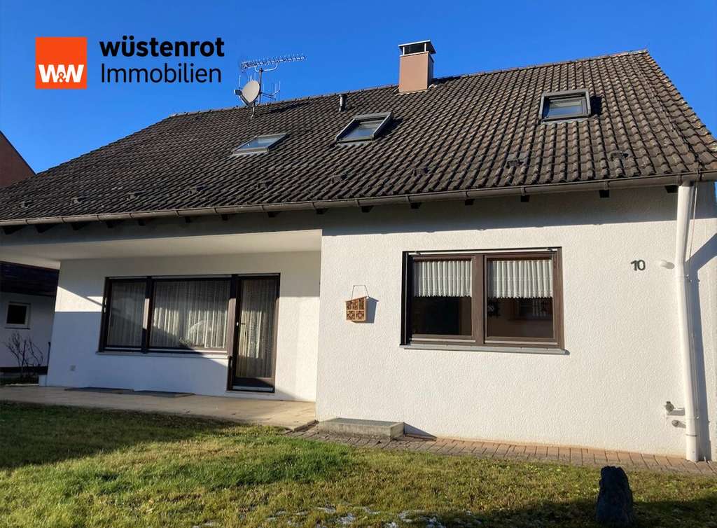 Immobilie in Mutlangen - Gepflegtes Zweifamilienhaus mit großzügigem Grundstück, Terrasse, Balkon und Garage in Mutlangen - Bild 1