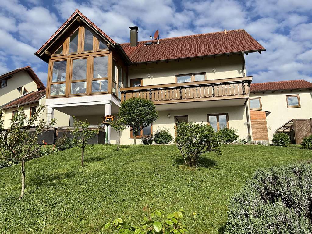 Immobilie in Weisenbach - Tolles Einfamilienhaus mit Einliegerwohnung in ruhiger Lage von Weisenbach - Bild 1