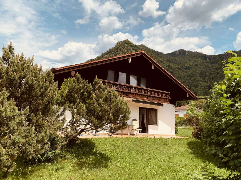 Immobilie in Marquartstein - Seltene Gelegenheit im Chiemgau: Landhaus mit Blick zur Burg Marquartstein - Bild 2