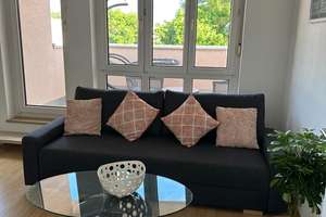 Lichtdurchflutete Einzimmerwohnung mit Dachterrasse, Einbauküche, Kellerabteil und Garage