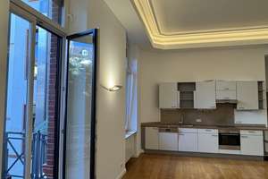 Modernisierte Altbauwohnung mit EBK und zwei Balkonen *US tenants welcome*