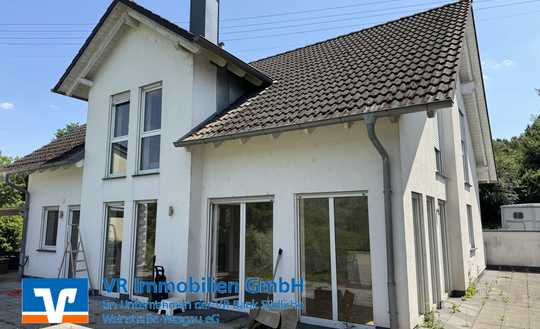 Modernes Einfamilienhaus mit riesigem Gartengrundstück