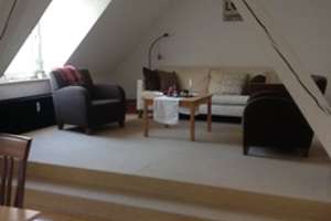Dachgeschosswohnung 3 Zimmer, gemütlich, lichtdurchflutet, zentral