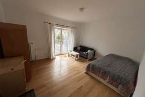 Möbliertes WG-Zimmer in Einfamilienhaus mit Garten und Balkon