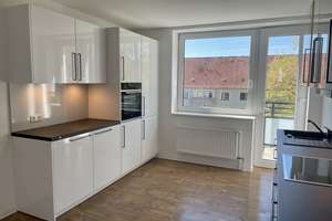Erst 2021 kernsanierte 2-Zi Wohnung mit Balkon & Fahrstuhl im 4.OG zu vermieten! KFZ SP im Innenhof!