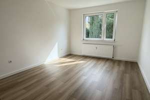 Frisch renovierte 2-Zimmer-Wohnung mit Küche + Balkon in Köln-Wahnheide, bezugsfrei ab sofort
