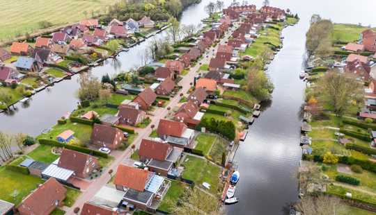 Bild von Kernsaniertes Luxuriöses Ferienhaus in Timmel mit beheiztem Wintergarten, Sauna und eigenem Steg