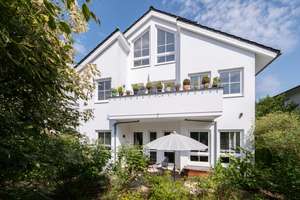 Modernes Architektenhaus von Achim Felz mit Garten, Terrassen und Balkon