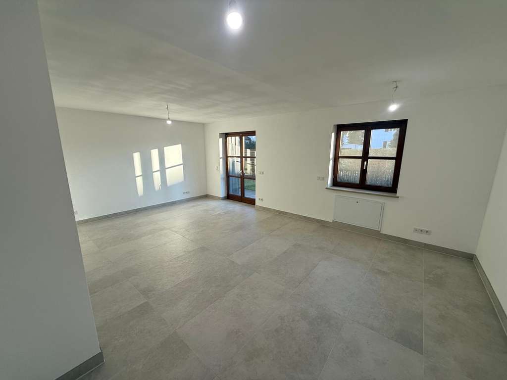 Immobilie in Schrobenhausen - Schickes und frisch renoviertes 1-Zimmer-Apartment mit Terrasse und Garten - Bild 0