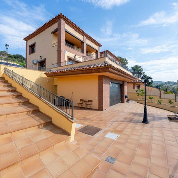 Exklusives Reihenhaus in Riudecanyes mit privatem Pool, Panoramablick und separatem Apartment