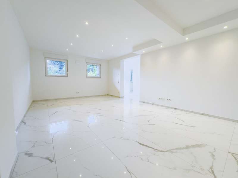 Completely renovated 5-room basement apartment with modern furnishings and 2 parking spaces in a central location