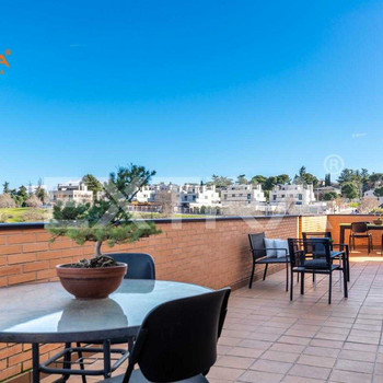 Attic apartment in perfect condition with 4 bedrooms and 2 bathrooms, a spectacular terrace, two gar
