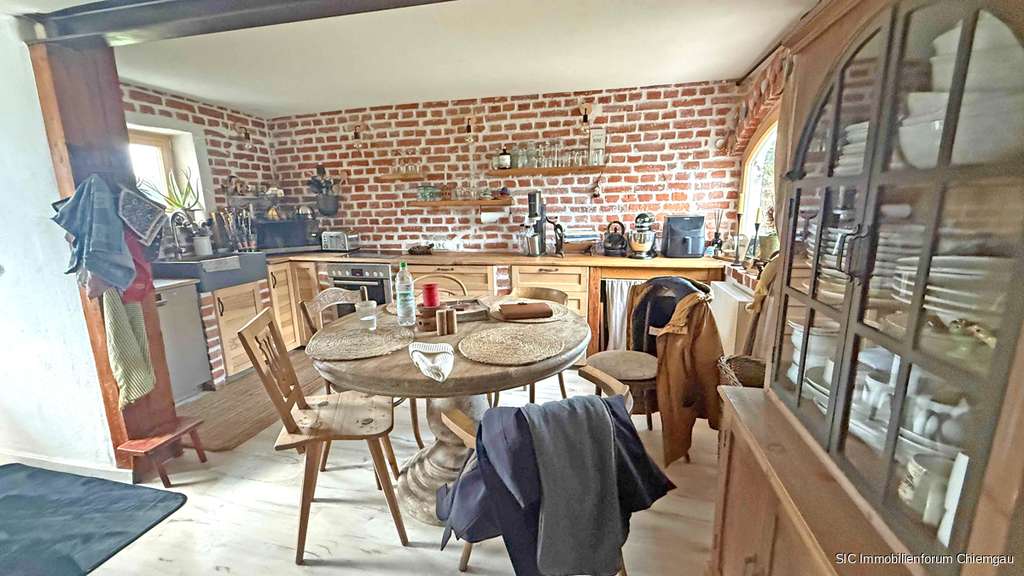 Immobilie in Tacherting - Saniertes Bauernhaus Nähe Tacherting mit Schwimmteich und 2.950 m² Grund. - Bild 4