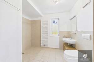 Sofort frei: Moderne Erdgeschosswohnung mit Terrasse, Einbauküche & Carport *Provisionsfrei* – Kirchplatz 5a, 83093 Bad Endorf – Vorschaubild 12