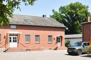 Doppelhaushälfte für kleine Familie oder Wohngemeinschaft – Lange Strasse 16, 19372 Parchim (Kreis) – Vorschaubild 1