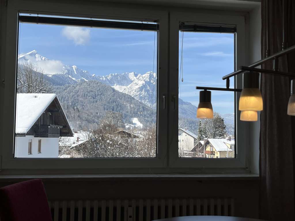 Immobilie in Garmisch-Partenkirchen - Fantastische Sicht*Helle 2-Zimmer-Whg.*zentral in Partenkirchen*Aufzug*Garage*Dr.Wigger-Straße - Bild 2