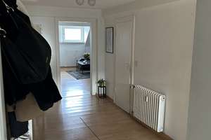 Ihr neues Zuhause! Schöne gemütliche 3-Zimmer-DG-Wohnung zu vermieten – Erasmusstraße 8, 40223 Bilk, Düsseldorf – Vorschaubild 2