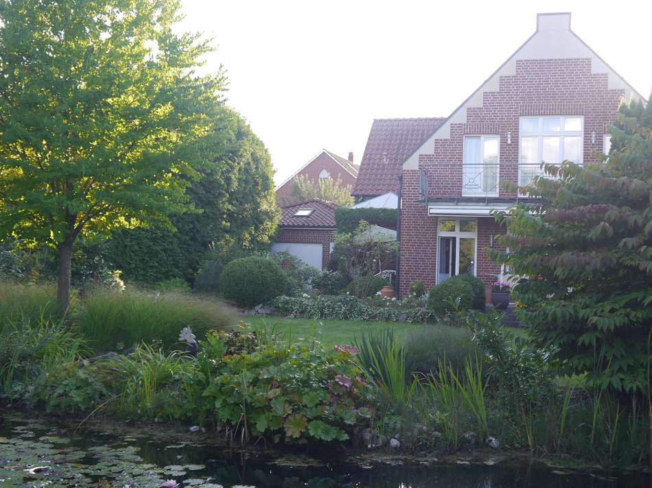 Gartenteich zum Haus hin
