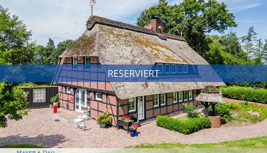 Bild von Wiefelstede: Stilvolles Ein-/Zweifamilienhaus unterm Reetdach mit parkähnlichem Anwesen, Obj. 6996
