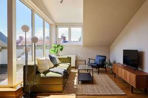 Kompakte Dachgeschosswohnung mit Terrasse und weitem Blick im Wrangelkiez – Wrangelstraße 90, 10997 Kreuzberg, Berlin – Vorschaubild 1