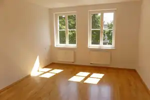 Stilvoll sanierte 3-Raum-Wohnung mit Balkon im charmanten Denkmalobjekt "Hoffmans Gärten" – Essener Straße 83, 4357 Leipzig – Vorschaubild 1
