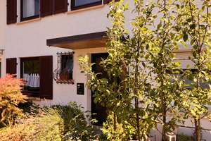 Charmantes Reihenmittelhaus mit Garten, Garage und Blick auf die Achalm – Die vollständige Adresse der Immobilie erhältst du vom Anbieter., 72760 Reutlingen-Mitte, Reutlingen – Vorschaubild 1