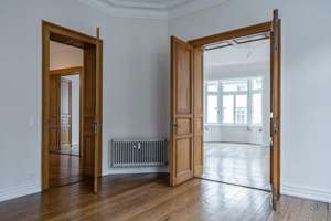 5 Zimmer -Altbauwohnung / Friedrichstraße/im 3. OG eines sehr gepflegten Wohn- und Geschäftshauses. – Die vollständige Adresse der Immobilie erhältst du vom Anbieter., 65185 Mitte, Wiesbaden – Vorschaubild 2