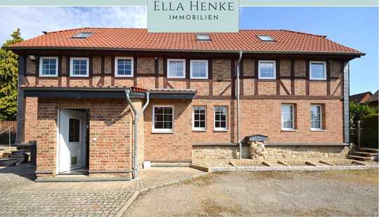 Bild von Schönes, modernisiertes Fachwerkhaus mit großem Nebengebäude...