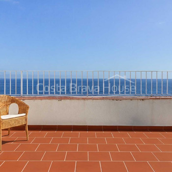 Ferienwohnung zum Verkauf in Begur mit Meerblick, 47 m² großer Terrasse und Touristenlizenz in Cap S
