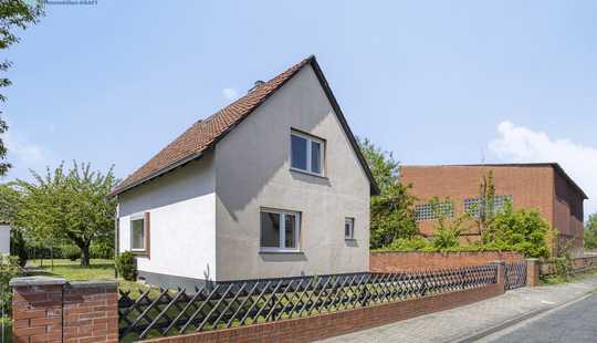 Bild von Einfamilienhaus mit Garten und Garage
